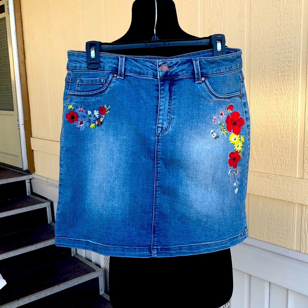 Cute Designer Skirt with embroidery on the front Size 8